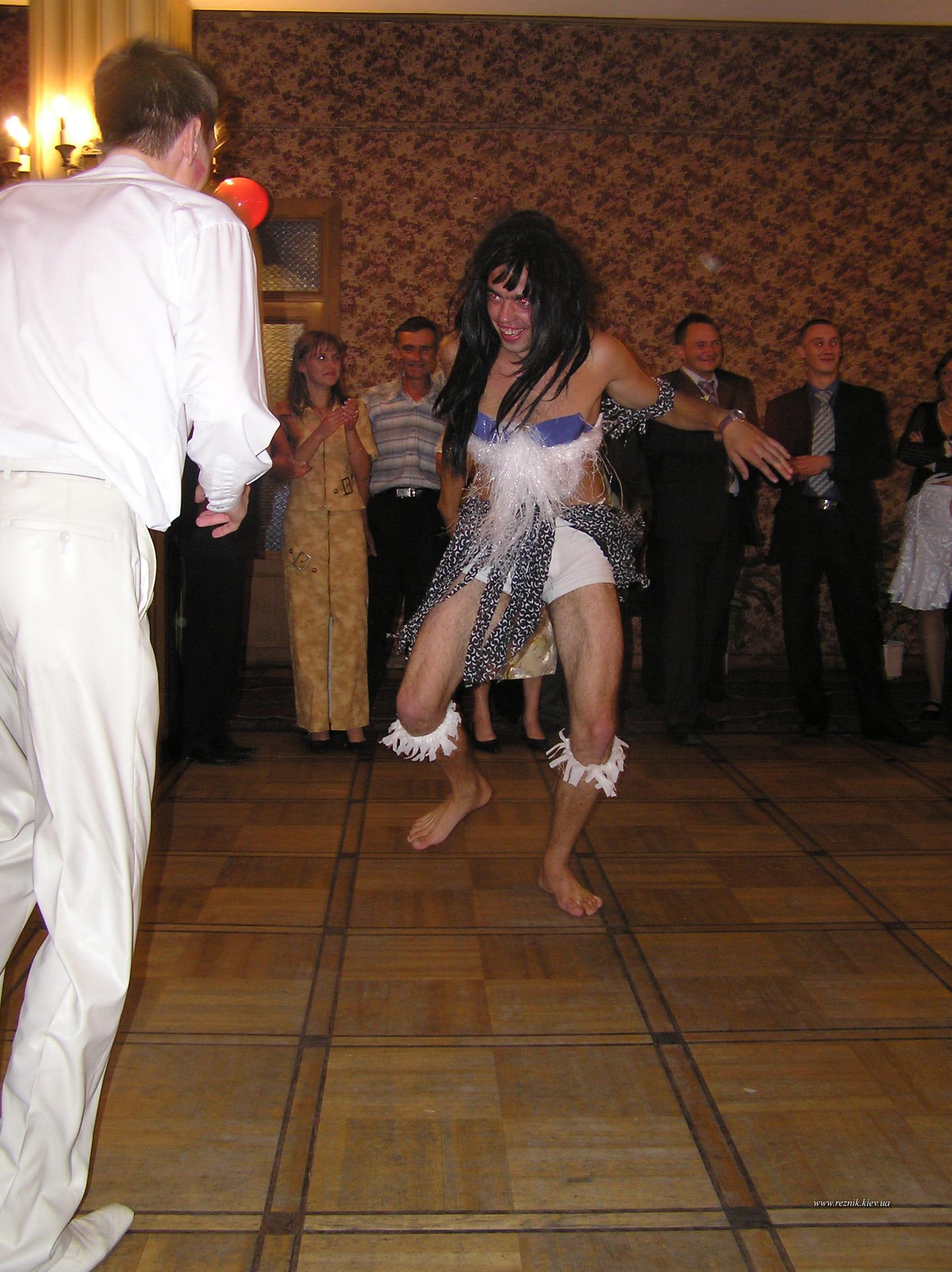 Жених отказался от такой замены невесты :)