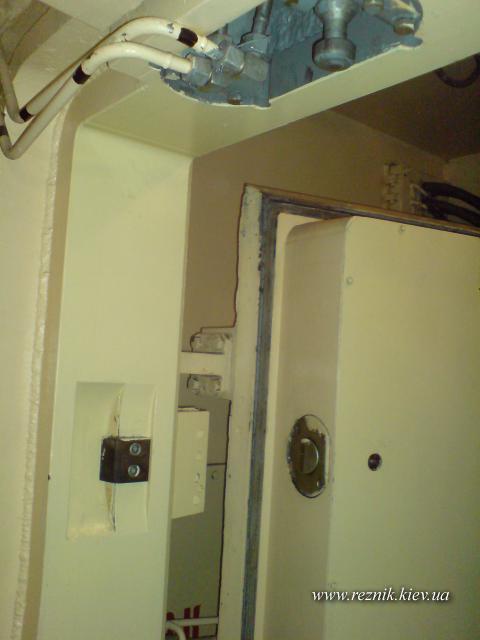 Дверь на входе в шахту командного пункта