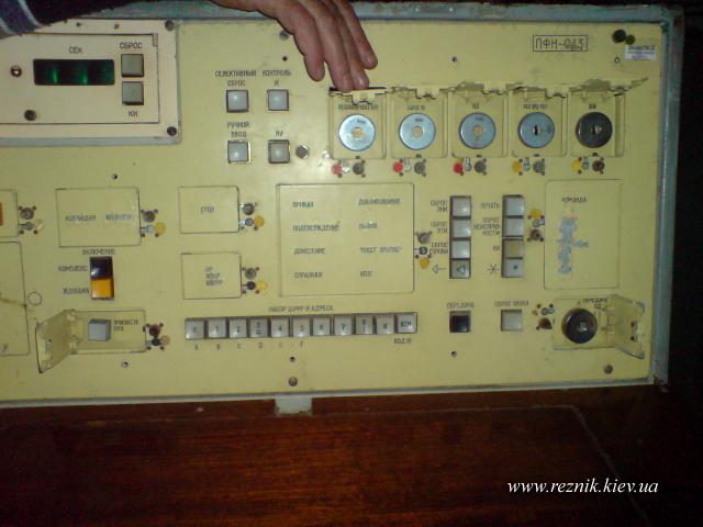 "Красная кнопка" внизу слева. Белого цвета.