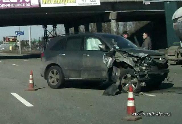 В Киеве на Столичном шоссе ДТП с участием Acura MDX и газовоза