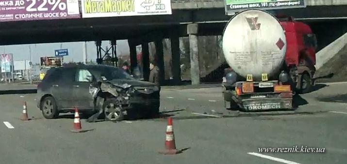 В Киеве на Столичном шоссе ДТП с участием Acura MDX и газовоза